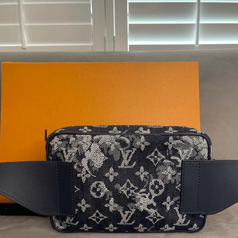 🌟 SOLD 🌟 NWT Louis Vuitton Monogram Tapestry Outdoor Bumbag - Picture 9 of 12